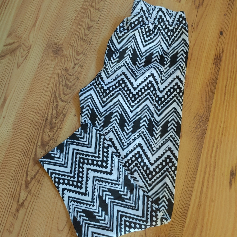 No Boundaries | Cropped Geometric Leggings